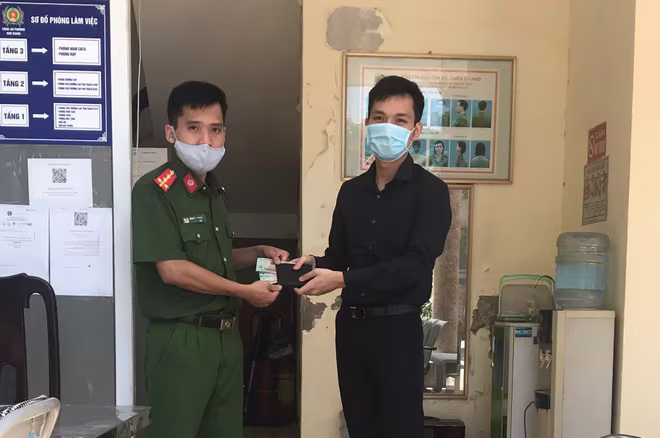 Công an phường Kim Giang trả lại tài sản đánh rơi cho người dân