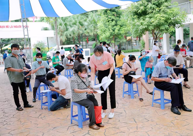 Tiêm vaccine cho người dân tại phường Khương Đình