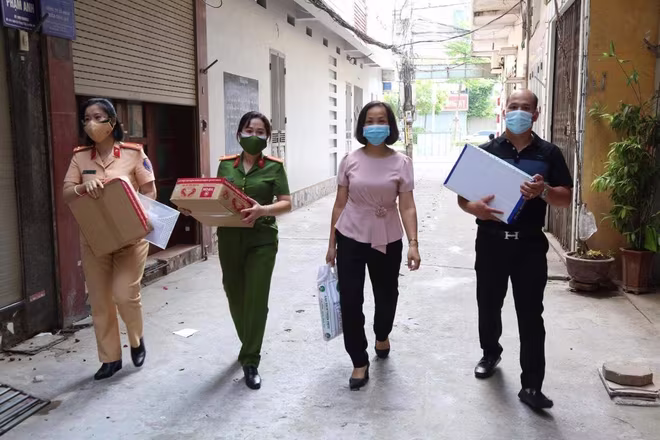 Những món quà cán bộ Hội phụ nữ Công an quận Hà Đông gửi tặng các đơn vị, cá nhân có hoàn cảnh khó khăn Những món quà cán bộ Hội phụ nữ Công an quận Hà Đông gửi tặng các đơn vị, cá nhân có hoàn cảnh khó khăn