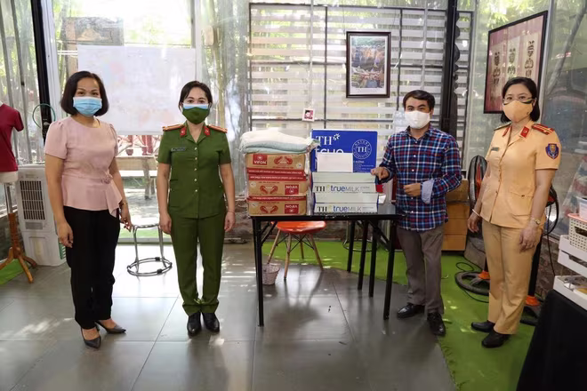 Thăm tặng quà Hợp tác xã Vụn ART (người khuyết tật trên địa bàn quận Hà Đông khó khăn) Thăm tặng quà Hợp tác xã Vụn ART (người khuyết tật trên địa bàn quận Hà Đông khó khăn)