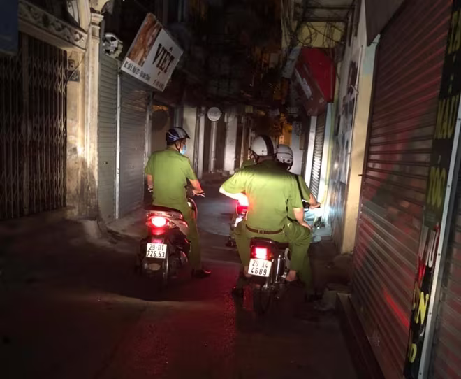 Tuần tra khép kín địa bàn, đảm bảo an ninh trật tự trong khu phong tỏa Tuần tra khép kín địa bàn, đảm bảo an ninh trật tự trong khu phong tỏa