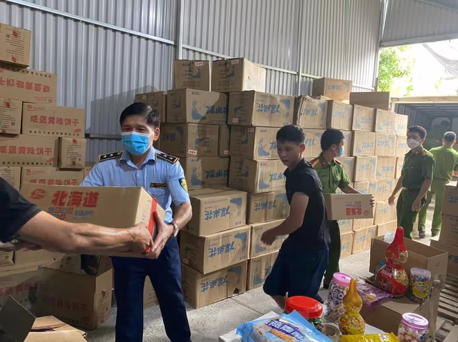 Hơn 1.000 thùng bánh kẹo 3 không “không hóa đơn chứng từ, không rõ nguồn gốc xuất xứ và không đảm bảo chất lượng về an toàn thực phẩm” đã bị lực lượng chức năng thu giữ. Hơn 1.000 thùng bánh kẹo 3 không “không hóa đơn chứng từ, không rõ nguồn gốc xuất xứ và không đảm bảo chất lượng về an toàn thực phẩm” đã bị lực lượng chức năng thu giữ.