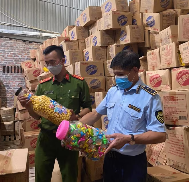 Lực lượng chức năng phát hiện số lượng lớn hàng hóa không hóa đơn chứng từ Lực lượng chức năng phát hiện số lượng lớn hàng hóa không hóa đơn chứng từ