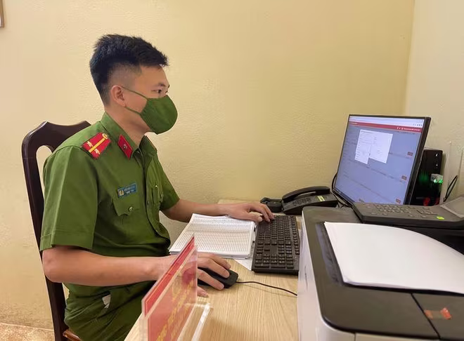 Công an các xã cập nhật dữ liệu tiêm chủng lên hệ thống dân cư quốc gia Công an các xã cập nhật dữ liệu tiêm chủng lên hệ thống dân cư quốc gia