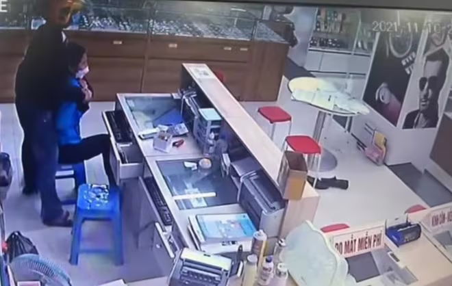 Đối tượng manh động kề dao vào cổ nữ nhân viên để cướp tiền Đối tượng manh động kề dao vào cổ nữ nhân viên để cướp tiền