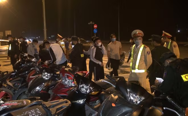 Lực lượng Cảnh sát vây bắt nhóm thanh niên điều khiển xe tốc độ cao, lạng lách đánh võng Lực lượng Cảnh sát vây bắt nhóm thanh niên điều khiển xe tốc độ cao, lạng lách đánh võng