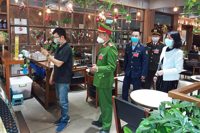 Lực lượng chức năng quận Thanh Xuân kiểm tra việc quét mã QR tại các cơ sở kinh doanh Lực lượng chức năng quận Thanh Xuân kiểm tra việc quét mã QR tại các cơ sở kinh doanh