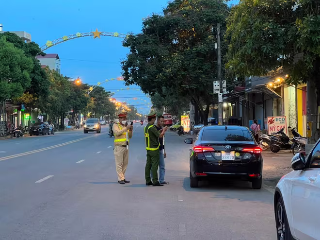 Ngày đêm bám đường xử lý vi phạm Ngày đêm bám đường xử lý vi phạm