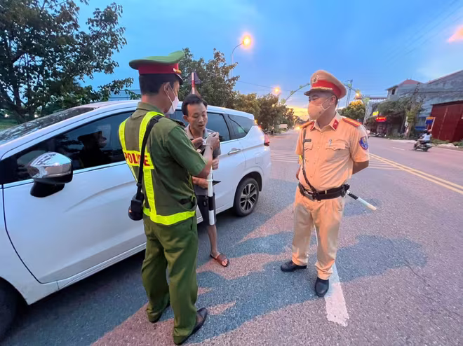 Kiểm tra hành chính các tài xế về nồng độ cồn Kiểm tra hành chính các tài xế về nồng độ cồn