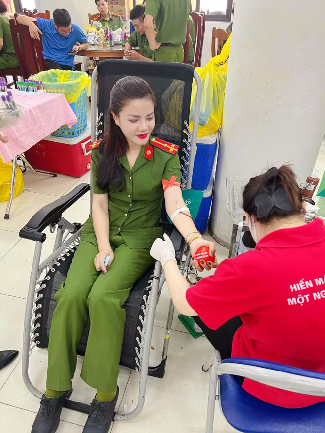 Công an thành phố Hà Nội đã tổ chức hành trình "Giọt máu nghĩa tình" năm 2022 tại trụ sở Công an huyện Đông Anh. Công an thành phố Hà Nội đã tổ chức hành trình "Giọt máu nghĩa tình" năm 2022 tại trụ sở Công an huyện Đông Anh.