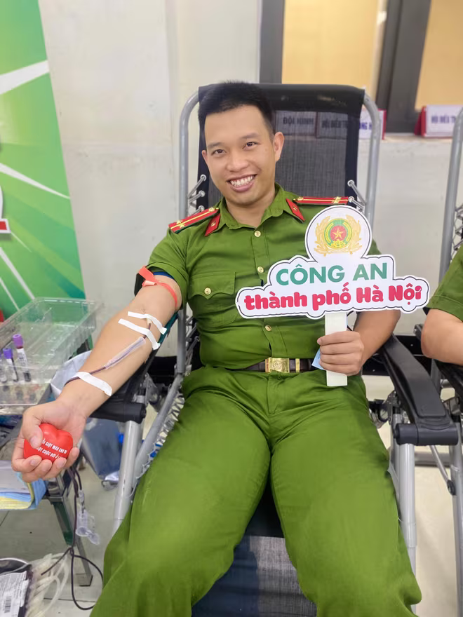 Những nụ cười rạng ngời của người cán bộ trẻ khi được góp sức mình vì cộng đồng Những nụ cười rạng ngời của người cán bộ trẻ khi được góp sức mình vì cộng đồng