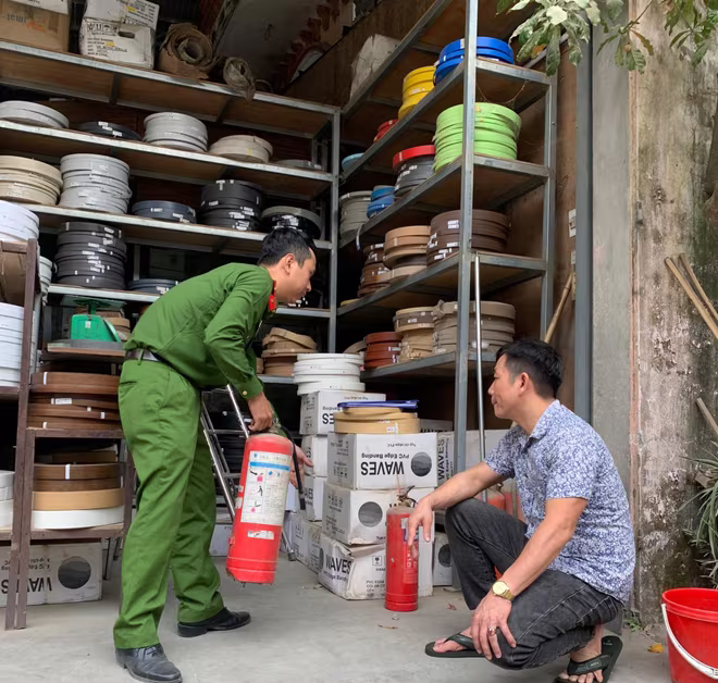 Công an xã Lại Thượng kiểm tra rà soát các cơ sở về an toàn PCCC Công an xã Lại Thượng kiểm tra rà soát các cơ sở về an toàn PCCC