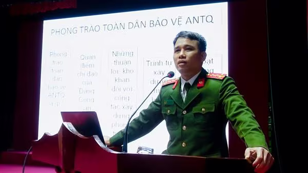 Báo cáo viên truyền đạt các thông tin đến tổ trưởng các tổ liên gia, trưởng thôn, tổ trưởng tổ dân phố các xã, thị trấn trên địa bàn huyện Gia Lâm Báo cáo viên truyền đạt các thông tin đến tổ trưởng các tổ liên gia, trưởng thôn, tổ trưởng tổ dân phố các xã, thị trấn trên địa bàn huyện Gia Lâm