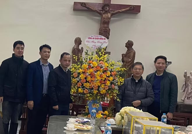 Công an quận Đống Đa chúc mừng Giáng sinh tại giáo xứ Hàng Bột