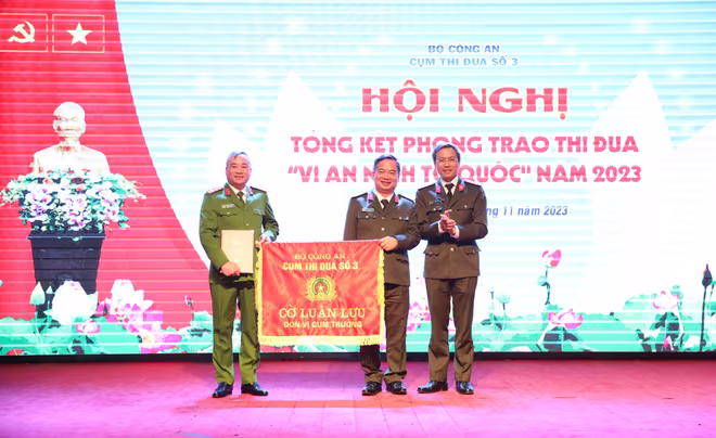 Trao cờ luân lưu đơn vị Cụm trưởng năm 2024 cho Công an tỉnh Quảng Ninh Trao cờ luân lưu đơn vị Cụm trưởng năm 2024 cho Công an tỉnh Quảng Ninh