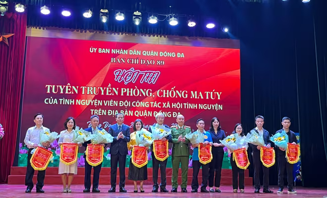 Ban Tổ chức tặng hoa chúc mừng đại diện các đội thi Ban Tổ chức tặng hoa chúc mừng đại diện các đội thi