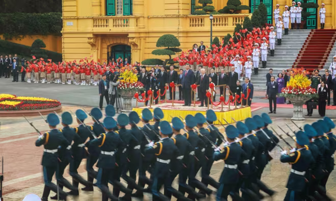 Tổng Bí thư Nguyễn Phú Trọng và Tổng Bí thư, Chủ tịch nước Trung Quốc Tập Cận Bình chứng kiến đội danh dự diễu hành Tổng Bí thư Nguyễn Phú Trọng và Tổng Bí thư, Chủ tịch nước Trung Quốc Tập Cận Bình chứng kiến đội danh dự diễu hành