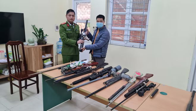 Vận động nhân dân giao nộp nhiều vũ khí, công cụ hỗ trợ các loại