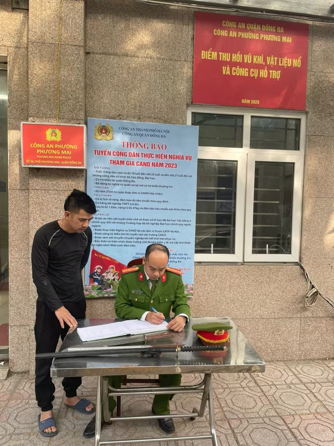 Công an phường Phương Mai vận động nhân dân giao nộp vũ khí, vật liệu nổ Công an phường Phương Mai vận động nhân dân giao nộp vũ khí, vật liệu nổ