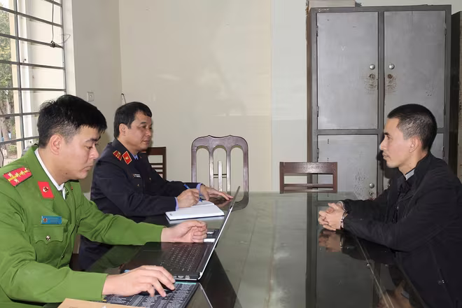 Cơ quan điều tra lấy lời khai của Đinh Văn Cường Cơ quan điều tra lấy lời khai của Đinh Văn Cường