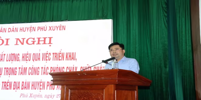 Đồng chí Nguyễn Mạnh Huy, Ủy viên Ban Thường vụ huyện ủy, Phó Chủ tịch UBND huyện Phú Xuyên phát biểu tại hội nghị