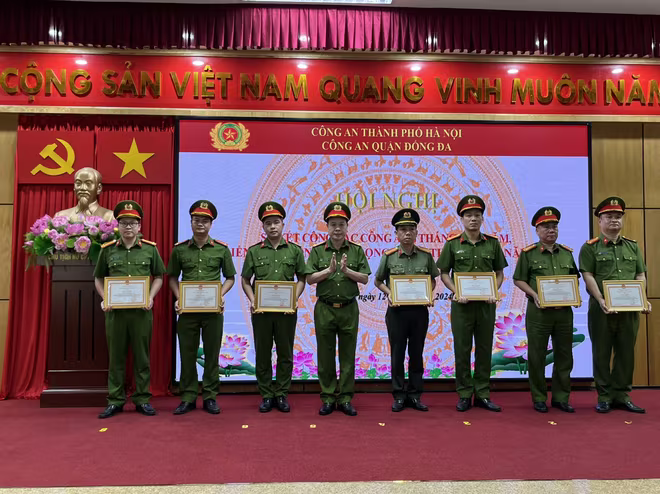 Trao giấy khen của Giám đốc CATP Hà Nội cho các cá nhân có thành tích xuất sắc