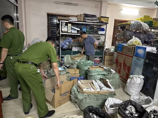 Cơ quan Công an khám xét tại cơ sở kinh doanh của Trương Tiến Bộ Cơ quan Công an khám xét tại cơ sở kinh doanh của Trương Tiến Bộ