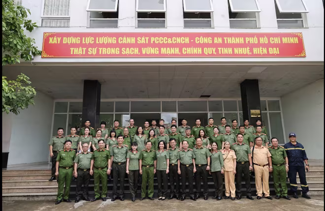 Các đại biểu tham dự toạ đàm chụp ảnh lưu niệm Các đại biểu tham dự toạ đàm chụp ảnh lưu niệm