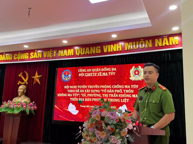 Đại úy Nguyễn Duy Tuấn Minh - Đội trưởng Đội Cảnh sát điều tra tội phạm về ma túy Công an quận Đống Đa phát biểu tại hội nghị Đại úy Nguyễn Duy Tuấn Minh - Đội trưởng Đội Cảnh sát điều tra tội phạm về ma túy Công an quận Đống Đa phát biểu tại hội nghị