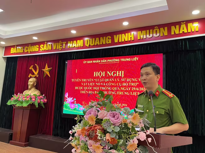 Trung tá Hoàng Phú Dũng - Phó Trưởng Công an phường Trung Liệt đã phổ biến các nội dung cơ bản của Luật Quản lý, sử dụng vũ khí - vật liệu nổ, công cụ hỗ trợ. Trung tá Hoàng Phú Dũng - Phó Trưởng Công an phường Trung Liệt đã phổ biến các nội dung cơ bản của Luật Quản lý, sử dụng vũ khí - vật liệu nổ, công cụ hỗ trợ.