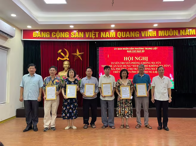 Trao quyết định công nhận "Tổ dân phố không ma túy" cho 6 tổ dân phố trên địa bàn phường Trung Liệt Trao quyết định công nhận "Tổ dân phố không ma túy" cho 6 tổ dân phố trên địa bàn phường Trung Liệt
