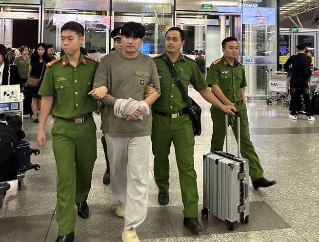 Công an quận Đống Đa bắt giữ đối tượng truy nã quốc tế về tội giết người Công an quận Đống Đa bắt giữ đối tượng truy nã quốc tế về tội giết người