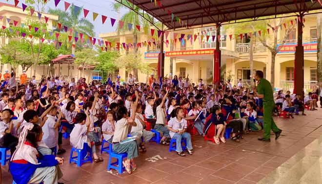 Học sinh tiểu học sôi nổi tham gia tìm hiểu các kiến thức, kỹ năng về an toàn PCCC