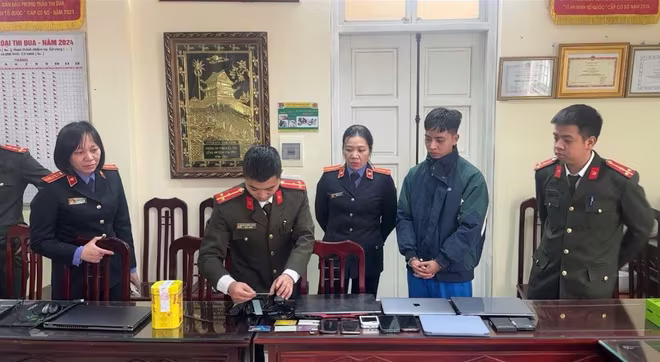 Thu giữ các thiết bị sử dụng để làm giấy tờ giả