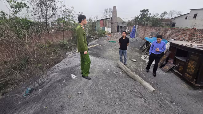 Công an tỉnh Bắc Ninh phát hiện, bắt quả tang một cơ sở đổ trái phép xỉ thải phát sinh từ lò nấu nhôm ra môi trường Công an tỉnh Bắc Ninh phát hiện, bắt quả tang một cơ sở đổ trái phép xỉ thải phát sinh từ lò nấu nhôm ra môi trường