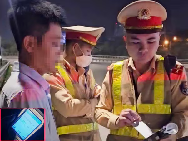 CSGT kiểm tra nồng độ cồn với tài xế xe khách CSGT kiểm tra nồng độ cồn với tài xế xe khách