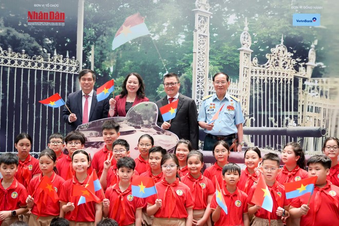 Triển lãm thu hút sự quan tâm của các vị lãnh đạo, các nhân chứng lịch sử và hàng trăm các em nhỏ