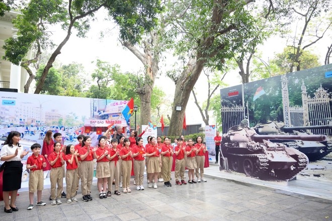 Các em nhỏ tham quan triển lãm