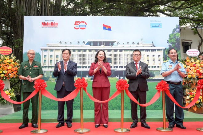 Các đại biểu cắt băng khai mạc triển lãm