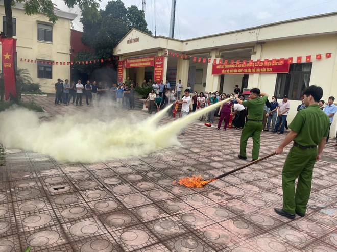 Hướng dẫn người dân sử dụng bình chữa cháy xách tay để khống chế đám cháy