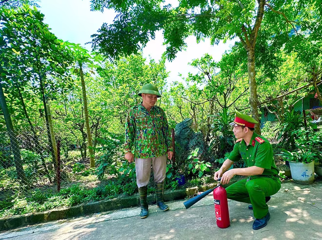 Tuyên truyền viên hướng dẫn các kiến thức, kỹ năng sử dụng bình chữa cháy xách tay đối với hộ gia đình nhận khoán bảo vệ rừng Tuyên truyền viên hướng dẫn các kiến thức, kỹ năng sử dụng bình chữa cháy xách tay đối với hộ gia đình nhận khoán bảo vệ rừng