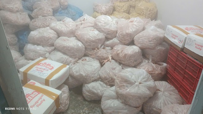 Số chân gà đựng trong cái bao để tại kho lạnh