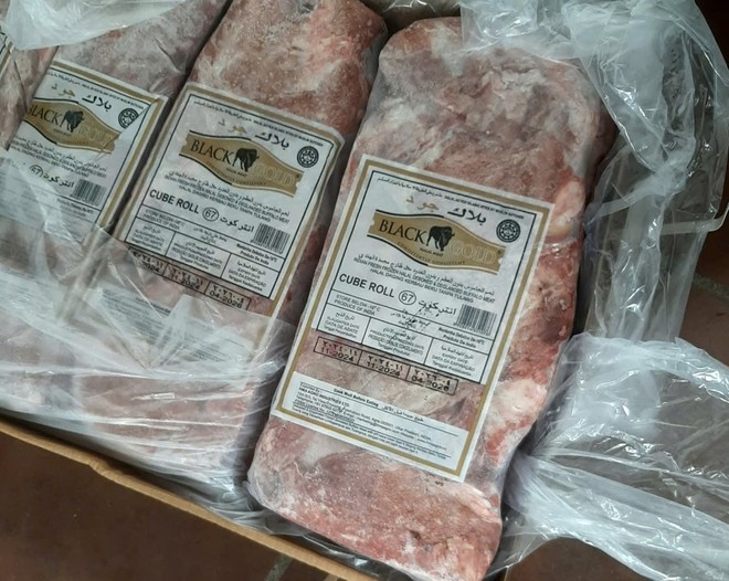 Lực lượng chức năng phát hiện cơ sở đang kinh doanh một số loại thực phẩm không có hóa đơn chứng từ, nghi vấn nhập lậu.
