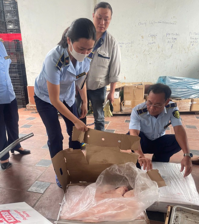 Kiểm tra cơ sở kinh doanh thực phẩm Lục Hồng, địa chỉ thôn Thuận An, xã Thái Hòa, huyện Ba Vì, Hà Nội