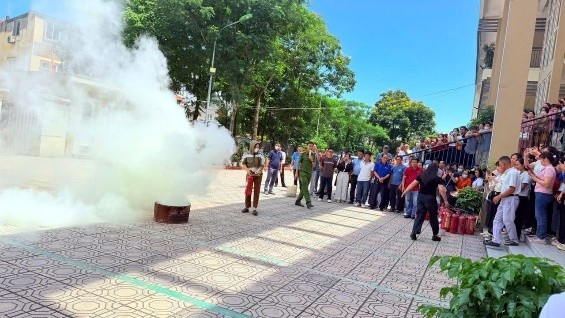 An Toàn Trường Học Là Ưu Tiên Hàng Đầu: Hà Nội Tăng Cường Tập Huấn PCCC Cho Cán Bộ Giáo Viên 1 Cán bộ Phòng Cảnh sát PCCC và CNCH Công an TP Hà Nội hướng dẫn các cán bộ, giáo viên, nhân viên các trường cách thức sử dụng bình chữa cháy bột và khí, quy trình xử lý tình huống khi xảy ra cháy nhiên liệu gas, xăng, dầu.