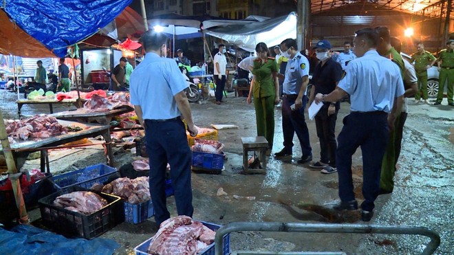 Lực lượng chức năng phát hiện nhiều thịt lợn nhiễm bệnh tiêu thụ ngoài chợ