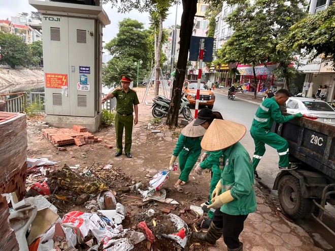 Các lực lượng tổ chức dọn dẹp vỉa hè, đường phố