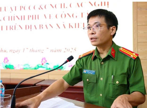 Trung tá Nguyễn Tuấn Dương - Phó Trưởng Phòng Cảnh sát PCCC&amp;CNCH trao đổi và hướng dẫn UBND xã một số nhiệm vụ trọng tâm cần thực hiện trong thời gian tới