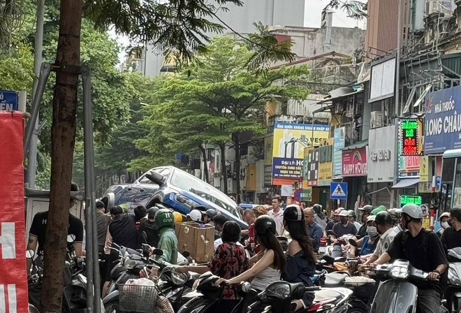 Vụ tai nạn giao thông xảy ra vào chiều 23-7 tại phố Khâm Thiên