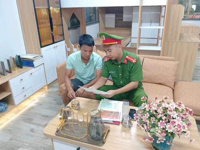&apos;Đi từng ngõ, gõ từng nhà&apos; tuyên truyền người dân các tài liệu về phòng cháy